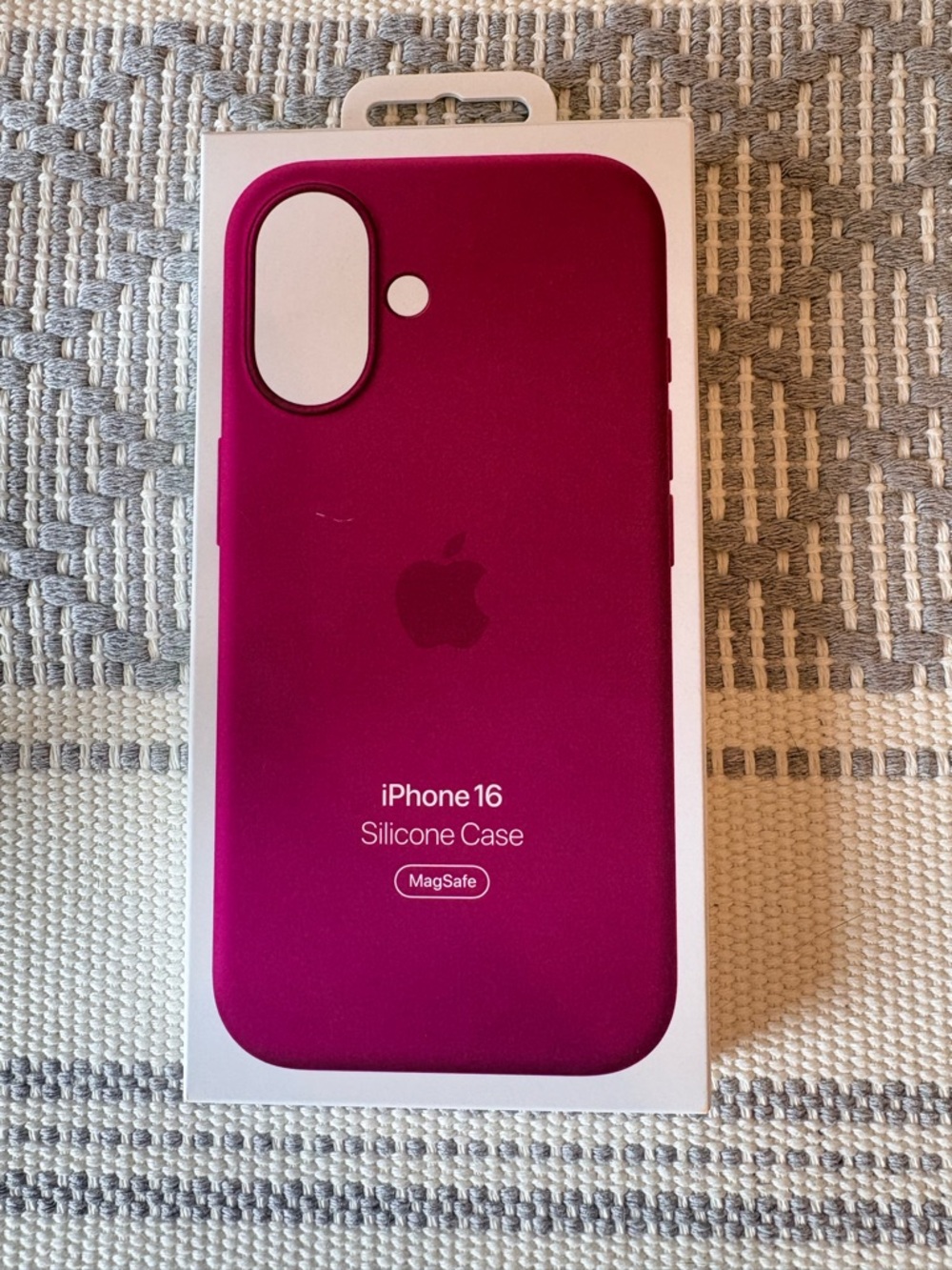 Apple iPhone 16 MagSafe Silicone Case - Fuchsia Pink